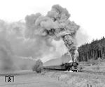 01 0526 mit D 207 nach Warschau auf der 11 Promille Steigung vor dem Hönebacher Tunnel. (20.04.1973) <i>Foto: Dieter Kempf</i>