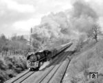 01 0507 mit D 1097 in der Ausfahrt von Bebra. (20.04.1973) <i>Foto: Dieter Kempf</i>