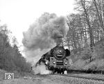 01 0533 mit D 199 nach Frankfurt/Oder kurz vor dem Hönebacher Tunnel. (20.04.1973) <i>Foto: Dieter Kempf</i>
