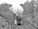01 0529 hat mit D 1099 (Frankfurt/M - Stralsund) soeben den Hönebacher Tunnel hinter sich gebracht und wird gleich durch den Bahnhof Hönebach fahren. (20.04.1973) <i>Foto: Dieter Kempf</i>