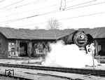 01 0501 auf der Drehscheibe am Lokschuppen 2 des Bw Bebra. Wenige Wochen später zum Sommerfahrplan 1973 endete hier der Einsatz der Erfurter 01.5. (26.04.1973) <i>Foto: Dieter Kempf</i>