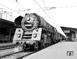 01 0501 hat in Bebra den D 217 aus Paris Est übernommen. Am Zug wird aktuell die Bremsprobe durchgeführt, um 11.14 Uhr geht es weiter über Gerstungen – Erfurt nach Berlin. (26.04.1973) <i>Foto: Dieter Kempf</i>