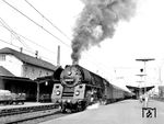 Ausfahrt des D 207 (Frankfurt/M - Warschau) mit 01 0529 in Bebra. Die Uhr zeigt 10.31 Uhr, der Zug ist also pünktlich (Planzeit 10.30 Uhr) weggekommen. (26.04.1973) <i>Foto: Dieter Kempf</i>