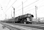 01 0501 verlässt mit dem an diesem Tag recht kurz anmutenden D 217 (Paris – Frankfurt/M – Erfurt – Berlin) den Bahnhof Bebra.  (26.04.1973) <i>Foto: Dieter Kempf</i>