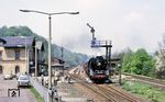 Durchfahrt des Dg 54309 (Zwickau - Schwarzenberg) mit 50 3519 in Wiesenburg. (16.05.1985) <i>Foto: Wolfgang Bügel</i>