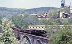 50 3519 mit Dg 54309 vor der Kulisse des Wismut-Uranbergwerks bei Schlema. (16.05.1985) <i>Foto: Wolfgang Bügel</i>