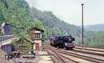 50 3519 erreicht mit Dg 54309 aus Zwickau den Bahnhof Schlema. Der Fotostandpunkt sollte nicht darüber hinwegtäuschen, daß man sich hier mitten im  Industriegebiet der Wismut befindet. Der Bahnhof wird seit 2006 von Aue aus ferngestellt, das Stellwerk 2 ist heute verschwunden. (16.05.1985) <i>Foto: Wolfgang Bügel</i>