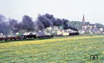 Zum Abschied räuchert 50 3697 das Örtchen Rödlitz-Hohndorf nochmals ordentlich ein. (16.05.1985) <i>Foto: Wolfgang Bügel</i>