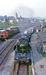 Ausgerechnet in der eher atheistisch angehauchten DDR fährt 50 3646 zum katholischen Feiertag Christi Himmelfahrt entsprechend geschmückt in Zschopau ein. (16.05.1985) <i>Foto: Wolfgang Bügel</i>