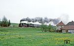 94 1292 mit 86 001 vor dem DMV-Sonderzug P 22550 bei Kleindehsa zwischen Löbau und Cunewalde. (18.05.1985) <i>Foto: Wolfgang Bügel</i>