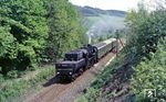 Und 1985 kam tatsächlich auch noch ein Plandampfzug in Form der Bautzener 52 8059 mit P 4893 nach Bad Schandau bei Wilthen vorbei. Ein halbes Jahr später wurde sie dann aber auch abgestellt. (18.05.1985) <i>Foto: Wolfgang Bügel</i>