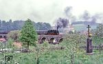 Und es folgt der Sonderzug - mittlerweile unter der Zugnummer P 22552 - mit 94 1292 in Schirgiswalde.  (18.05.1985) <i>Foto: Wolfgang Bügel</i>