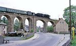 Und eine weitere Plandampfleistung mit der Zittauer 52 8195 vor P 17831 nach Zittau auf dem Viadukt in Ebersbach. (18.05.1985) <i>Foto: Wolfgang Bügel</i>