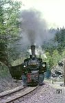 Zwischen Alexisbad und Harzgerode zwängt sich 99 5906 mit P 14451 durch das enge Tal. (19.05.1985) <i>Foto: Wolfgang Bügel</i>