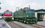 Im Bahnhof Blankenburg/Harz trifft 251 004, die speziell für das besondere Stromssystem auf der Rübelandbahn (25 kV/50 Hz) entwickelt wurde, auf ihre "Normalschwester" 243 028, die im gängigen Stromsystem (15 kV/16 2/3 Hz) unterwegs ist. (19.05.1985) <i>Foto: Wolfgang Bügel</i>