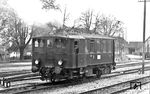 Um 1900 wurde in Baden als Alternative zum Einsatz von dampfbespannten Personenzügen der Einsatz von Dampftriebwagen erprobt. Nach einem ersten Versuch im Jahr 1902 mit einem in die Gruppe 133c eingeordneten Triebwagen mit Serpollet-Kessel entschied man sich 1914 dafür, Dampftriebwagen mit Kittel-Kessel zu erwerben. Die ersten Triebwagen kamen 1914 und erhielten die Bahnnummern 1000 bis 1002. 1915 folgten weitere fünf Fahrzeuge, die die Nummern 1003 bis 1007 zugeteilt bekamen. Im Betrieb erwiesen sich die Triebwagen als äußert leistungsstark. Zeitweise verkehrten sie mit drei Beiwagen. Durch die Konstruktion war eine einfache Wartung der technischen Anlage ohne besondere Einrichtungen möglich. Die Triebwagen erhielten nach der Übernahme durch die Deutsche Reichsbahn 1925 die Betriebsnummern "1 Karlsruhe" bis "8 Karlsruhe". Das Bild zeigt den DT "8 Karlsruhe" in Müllheim (Baden). Der DT 8 wurde sogar noch von der Deutschen Bundesbahn übernommen und 1953 ausgemustert. (1931) <i>Foto: Dr. Joachim Feißel</i>