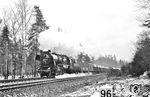 Es folgt die Reko-Version der Baureihe 52: 52 8047 (ex 52 6359 vom Bw Bautzen) auf dem Weg nach Görlitz bei Dresden-Klotzsche. (11.04.1977) <i>Foto: Joachim Bügel</i>