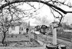 Schon in den 1970er Jahren war die "Rennbahn" Dresden - Berlin signal- und gleismäßig weitgehend modernisiert. Streckenidylle in Form alter Wärterhäuser an Bahnübergängen gehörten schon zu den Raritäten auf der 190 km langen Magistrale. In der Bahnhofsausfahrt von Großenhain passiert 01 1514 (Bw Berlin Ostbf) mit D 671 (Berlin - Dresden) den noch übrig gebliebenen Schrankenposten 8. Als "Schrankenwärter" verschwindet übrigens Joachim Schmidt gerade im Gebäude. (12.04.1977) <i>Foto: Joachim Bügel</i>