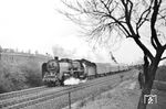 01 2137 mit der Rückleistung des D 924 nördlich von Weinböhla, ebenfalls ein Zug des Städteschnellverkehrs. (12.04.1977) <i>Foto: Joachim Bügel</i>