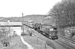 DR 120 373 und eine 52er mit dem Braunkohleganzzug Gdg 52317 am Schrankenposten 6 bei Weinböhla. (12.04.1977) <i>Foto: Joachim Bügel</i>
