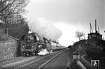 Ein schweres Geitter liegt über dem Elbtal, als 01 1514 mit dem D 370 "Pannonia-Express" am Schrankenposten 6 nördlich von Weinböhla vorbeieilt. (12.04.1977) <i>Foto: Joachim Bügel</i>