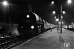 01 1511 vor E 314 "GEDANIA" (Berlin - Gdynia) kurz nach 21.00 Uhr im Bahnhof Angermünde.  (09.09.1978) <i>Foto: Joachim Bügel</i>