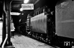 01 1518 vor D 311 (Berlin - Szczecin/Stettin) im Bahnhof Angermünde, der dort gegen 20.30 Uhr Station machte. Der Zugzielanzeiger auf dem Bahnsteig weist auf den letzten Bahnhof auf DDR-Gebiet vor der polnischen Grenze hin. (09.09.1978) <i>Foto: Joachim Bügel</i>