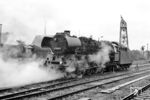 In Neubrandenburg hatte sich das Wetter auch nicht gebessert. 41 1150 mit 41 1314 im dortigen Bahnbetriebswerk. (10.09.1978) <i>Foto: Joachim Bügel</i>