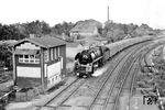 01 0503 vom Bw Pasewalk fährt mit D 517 (Stralsund - Berlin) aus dem Bahnhof Prenzlau. Das südliche Wärterstellwerk am Bahnübergang der Dr.-Lena-Ohnesorge-Straße wurde 1982 abgerissen. (11.09.1978) <i>Foto: Joachim Bügel</i>