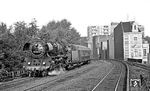 Einzige planmäßige 03.10-Leistung auf Westberliner Gebiet war das Zugpaar Ex 1316/1317. Der Frühzug Ex 1316 (Berlin-Zoo ab 6.02 Uhr) mit 03 0090 passiert hier den S-Bahnhaltepunkt Berlin-Bellevue.  (05.08.1974) <i>Foto: Burkhard Wollny</i>