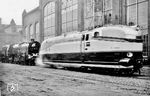 Auf dem Henschel-Fabrikhof in Kassel präsentieren sich die stromlinienverkleidete Schnellfahrlok 61 001 und die "klassische" Schnellzuglok 01 157 der laufenden Lieferserie zu einer Vergleichsaufnahme. Während 01 157 anschließend dem RAW Braunschweig zur Abnahmeuntersuchung zugeführt wird, steht für 61 001 die Überführung nach Nürnberg zur großen Fahrzeugparade am 8. Dezember 1935 an.  (11.1935) <i>Foto: Rudolf Kreutzer</i>