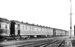 Wagen des Rheingoldzuges von 1928 auf den Mitropagleisen im Bww Köln Bbf. Vorne der SA4üK-28 "10503 Köln", dahinter ein SB4üK-28. Alle Wagen dieser Gruppe sind Speisewagen, links angeschnitten der MITROPA WR6ü Nr. 306, ex "01006 Essen" (Görlitz 1909), ehem. NSG EFD1. (29.04.1932) <i>Foto: DLA Darmstadt (Bellingrodt)</i>