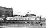 Rheingoldwagen "10708 Köln" im Bw Köln Bbf. Der SB4 ü-28-Wagen wurde bei Westwaggon in Köln-Deutz gebaut und blieb erhalten. Links steht die Hochbunker-Kohlenanlage. (29.04.1932) <i>Foto: DLA Darmstadt (Bellingrodt)</i>