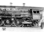 Im Jahr 1932 versuchte die Deutsche Reichsbahn durch die Verwendung hochfester Stähle den Kesseldruck zu steigern. Die von der Firma Krupp gebauten Versuchsfahrzeuge 04 001 und 002 wiesen jedoch nach kurzer Zeit Schäden an der Feuerbüchse auf, sodass man den Druck ab 1935 wieder herabsetzte und ihnen die Betriebsnummern 02 101 und 02 102 zuwies. Am 03.04.1939 explodierte der Kessel der beim Bw Hof stationierten 02 101 aufgrund von Wassermangel (Foto). 02 101 wie auch ihre Schwesterlok wurden daraufhin ausgemustert. Der Kessel von 02 102 (ex 04 002) wurde allerdings mit weiterhin reduziertem Kesseldruck von 16 bar noch als Ersatzkessel in einer 03 weiterverwendet. Die Ausmusterung beider ehemaliger Mitteldruck-Vierzylinder-Verbundlok nach dem Unglück der 02 101 hatte somit nicht nur mit den Materialproblemen der Kesselbaustoffe (die bei der 02 101 wohl größer als bei der Schwesterlok waren), sondern eher mit der grundsätzlichen Abneigung der Reichsbahn gegenüber Vierzylinder-Verbund-Loks. Allerdings muss auch erwogen werden, dass die Erhaltung eines Einzelstücks für die Ausbesserungswerke immer mit erhöhtem Aufwand und Problemen bei der Ersatzteilvorhaltung verbunden war. (04.1939) <i>Foto: RVM</i>