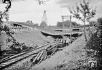Einsturz einer neu gebauten Brücke der Reichsautobahn auf die württembergische Schwarzwaldbahn zwischen den Bahnhöfen Ditzingen und Korntal. Der Einsturz geschah aus Materialermüdung bei einem neuen noch unerprobten Stahl und wegen zu hastigem Bau des Prestigeobjektes Reichsautobahn. Aus gleichem Grund gab es zu jener Zeit mindestens zwei weitere Einstürze neuer Brücken im Deutschen Reich. Die peinliche Ursache wurde damals geheimgehalten, eigentlich war auch das Fotografieren solcher Einstürze verboten. Sie erschloss sich erst durch Bau-Fachlektüre lange nach dem Krieg, wo diese Infos dann diskret eingestreut wurden.  (23.07.1936) <i>Foto: RVM</i>