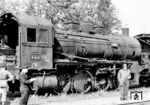 Eine pr. G 8.1 französischen Ursprungs wird von der Untersuchungskommission des RAW Stendal in Augenschein genommen. (1950) <i>Foto: Merker</i>