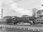 01 513 entstand im April 1963 aus der 01 152. Die beim Bw Erfurt P stationierte Lok präsentiert sich hier im Bahnhof Bebra noch in der Urversion der Rekonstruktion mit breiter Umlaufschürze und Boxpok-Rädern, die sie im späteren Betrieb einbüßte.  (23.11.1966) <i>Foto: Joachim Claus</i>