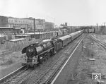 01 534 (Bw Erfurt P) fährt mit einem Schnellzug durch den Bahnhof Leuna Werke Nord. Die Leunawerke waren der größte chemische Betrieb in der DDR. (16.03.1966) <i>Foto: Joachim Claus</i>