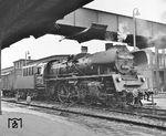 Die als "Jugendlok des V. Parteitags" titulierte Neubaulok 23 1020 des Bw Pasewalk in Rostock Hbf. Der V. Parteiltag der SED fand vom 10. bis 16.07.1958 in Berlin statt. Nach dem damaligen Sprachgebrauch war die Lok ein Geschenk der Jungeisenbahner an den Parteitag. Der Bau wurde im Jahr 1958 aus vermeintlich freiwillig geleisteten Überstunden von Mitgliedern der FDJ finanziert. Die Schilder waren an der Rauchkammer und am Führerhaus angebracht. Neben 23 1020 besaß auch 23 1012 die Auszeichnung einer "Jugendlok des V. Parteitags". (23.08.1966) <i>Foto: Joachim Claus</i>