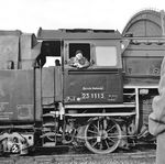 In Dresden Hbf ist der Lokführer der Nossener 23 1113 in ein Gespräch mit dem Leipziger Fotografen Gerhard Illner vertieft, dessen Ärmel am rechten Bildrand noch zu sehen ist. (21.03.1966) <i>Foto: Joachim Claus</i>