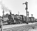 56 744 (ex 55 5057) mit einem Güterzug im heimatlichen Neubrandenburg. Links lichtet Gerhard Illner ebenfalls die Lok ab, die am 23. Januar 1968 von der HvM zur Ausmusterung freigegeben wurde. (18.08.1966) <i>Foto: Joachim Claus</i>