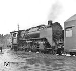 An einem trüben und regnerischen Sommertag steht 62 009 (Bw Rostock) vor einem Doppelstockzug in Rostock Hbf. Bis zum Erscheinen der Dieselloks V 180 bestritten die 62er den S-Bahn-Verkehr nach Warnemünde mit Doppelstock-Einheiten im Wendezugbetrieb. (23.08.1966) <i>Foto: Joachim Claus</i>