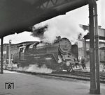 62 010 in ihrer mecklenburgischen Heimat Rostock. Vom 06.05.1965 bis 29.05.1967 wurde sie vornehmlich im S-Bahn-Verkehr nach Warnemünde eingesetzt. (23.08.1966) <i>Foto: Joachim Claus</i>