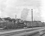 62 015 war vom 06.06.1965 bis 09.10.1968 beim Bw Rostock beheimatet. In Kürze wird sie den Kopf-Bahnsteig 11 im Rostocker Hauptbahnhof mit einer Doppelstock-Wendezugeinheit nach Warnemünde verlassen. (24.08.1966) <i>Foto: Joachim Claus</i>