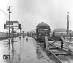 Blick auf den Kopf-Bahnsteig 14 im Rostocker Hauptbahnhof. Der mit 62 009 bespannte Doppelstock-Wendezug steht zur Abfahrt nach Warnemünde bereit. (23.08.1966) <i>Foto: Joachim Claus</i>