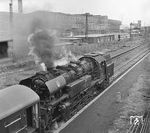 65 1014 (Bw Halle P) mit einem Personenzug im Bahnhof Leuna Werke Nord. (16.03.1966) <i>Foto: Joachim Claus</i>