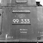 99 333 war - wie das Fabrikschild unzweifelhaft ausweist - ein DDR-Neubau aus dem Jahr 1950. Sie war speziell für den Einsatz bei Industriebetrieben entwickelt worden und so kam sie zunächst zur SDAG Wismut nach Karl-Marx-Stadt. Ende der 1950er Jahre sah sich die Reichsbahn veranlasst, die 27 Jahre alten Lokomotiven der Baureihe 99.31 auf der Schmalspurbahn Bad Doberan - Kühlungsborn zu ersetzen. Ein Nachbau der Baureihe 99.32 war nicht möglich. So erwarb die Reichsbahn drei Werkloks von der SDAG Wismut. Nach Anpassungsarbeiten im Reichsbahnausbesserungswerk Görlitz kam die ehemalige Werklok 1 als 99 333 im Dezember 1960 an die Ostsee. 1961 wurden die beiden anderen Loks (99 331 und die 99 332) auf Heißdampf umgebaut, 99 333 blieb eine Naßdampflok und war ab Mitte der 1960er Jahre nur noch Reservemaschine. 1968 wurde sie ausgemustert. (24.08.1966) <i>Foto: Joachim Claus</i>