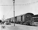 Eine schöne Personenzuggarnitur im Bahnhof Neubrandenburg, die wohl auf der Nebenbahn nach Friedland (Meckl) eingesetzt wurde. Auf der Bank sortiert übrigens gerade Joachim Claus sein Gepäck. (18.08.1966) <i>Foto: Gerhard Illner</i>