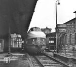 VT 18.16.03 als Ext "Neptun" (Berlin – Kopenhagen) im Bahnhof Rostock. Der dieselhydraulische Schnelltriebzug der Bauart Görlitz kann wohl als Konkurrenzprojekt zum Trans-Europ-Express der Baureihe VT 11.5 der DB angesehen werden. (23.08.1966) <i>Foto: Joachim Claus</i>