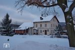 Der Bahnhof Walthersdorf im Erzgebirge an der Strecke nach Crottendorf wurde in den 1980er Jahren überregional bekannt, als letztmals in Deutschland Dampfloks der Baureihe 86 planmäßig alle Züge beförderten. Die Einsätze endeten erst 1988. Heute liegt hier alles im Dornröschenschlaf, nachdem die Strecke 1999 stillgelegt wurde - der Personenverkehr war bereits 1996 eingestellt worden. Das Empfangsgebäude beherbergt heute ein kleines Eisenbahnmuseum. (15.01.2017) <i>Foto: Joachim Schmidt</i>